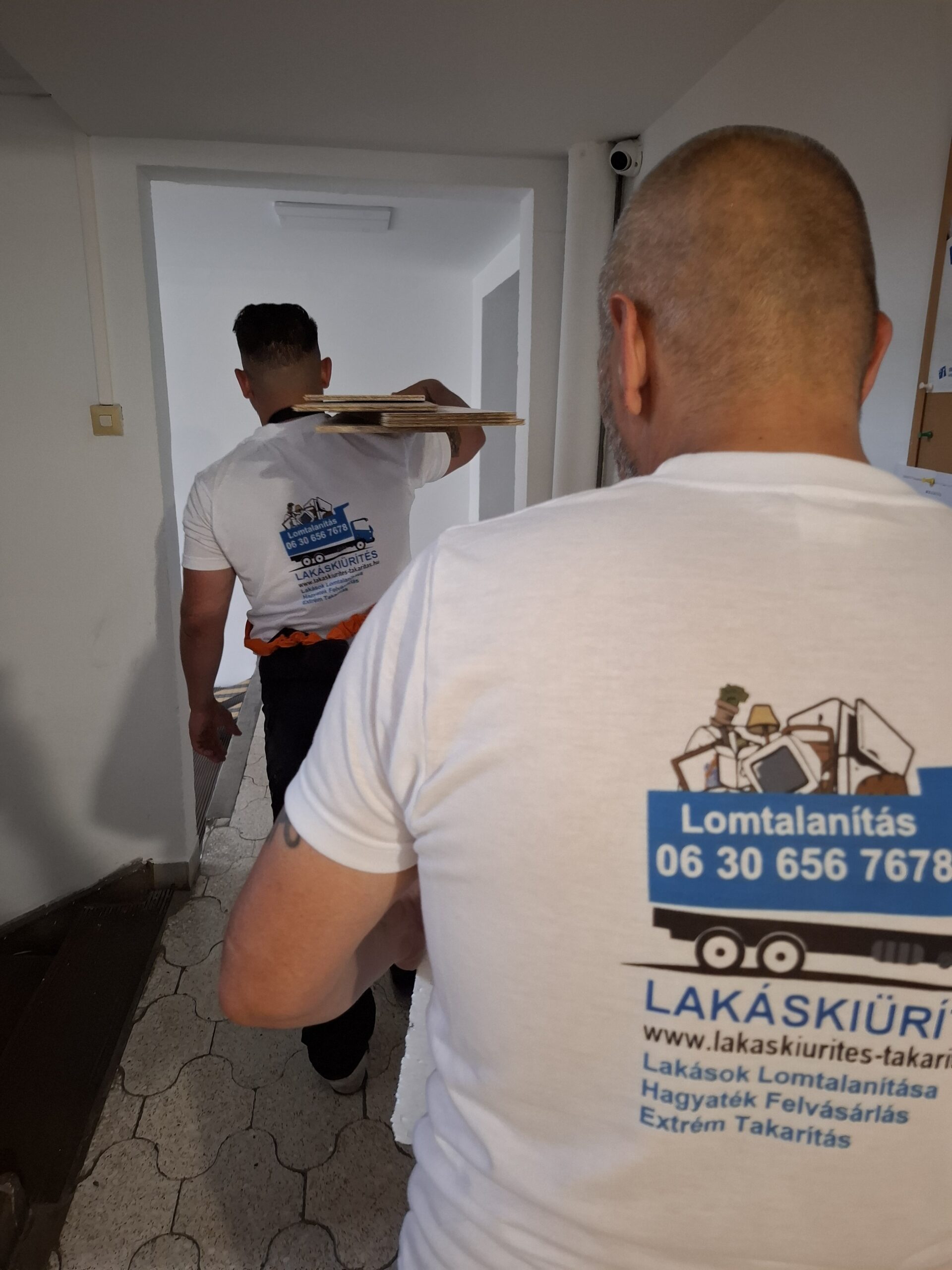 Lakáskiürítést végző csapat egységes munkaruhában, munka közben – Lomtalanítás, hagyaték felvásárlás